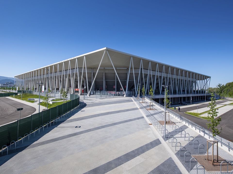 Außenfoto Europa-Park Stadion in Freiburg - Die orthogonale Dachgeometrie im Zusammenspiel mit den diagonalen Zugstäben entwickelt ein dynamisches und identitätsstiftendes Erscheinungsbild.
