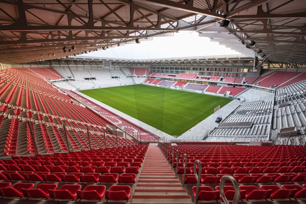 Innenfoto Europa-Park Stadion in Freiburg - Im Süden weicht das Promenadenprinzip der Zweirangtribüne der Fanwand als durchgängige Einrangtribüne.