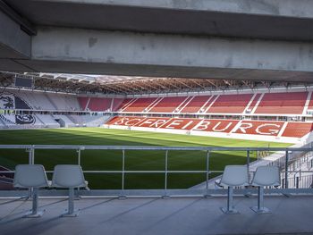 Innenfoto Europa-Park Stadion in Freiburg - Die Tribünen sind so angeordnet, dass die Zuschauer von überall ideale Sichtbedingungen auf den Rasen haben.
