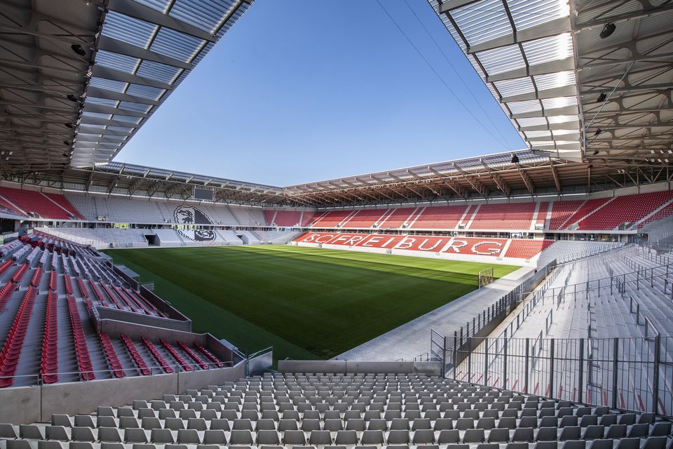 Innenfoto Europa-Park Stadion in Freiburg - Das neue Stadion des SC Freiburg ist nach Plänen von HPP Architekten entstanden und bietet Platz für 34.700 Zuschauer.