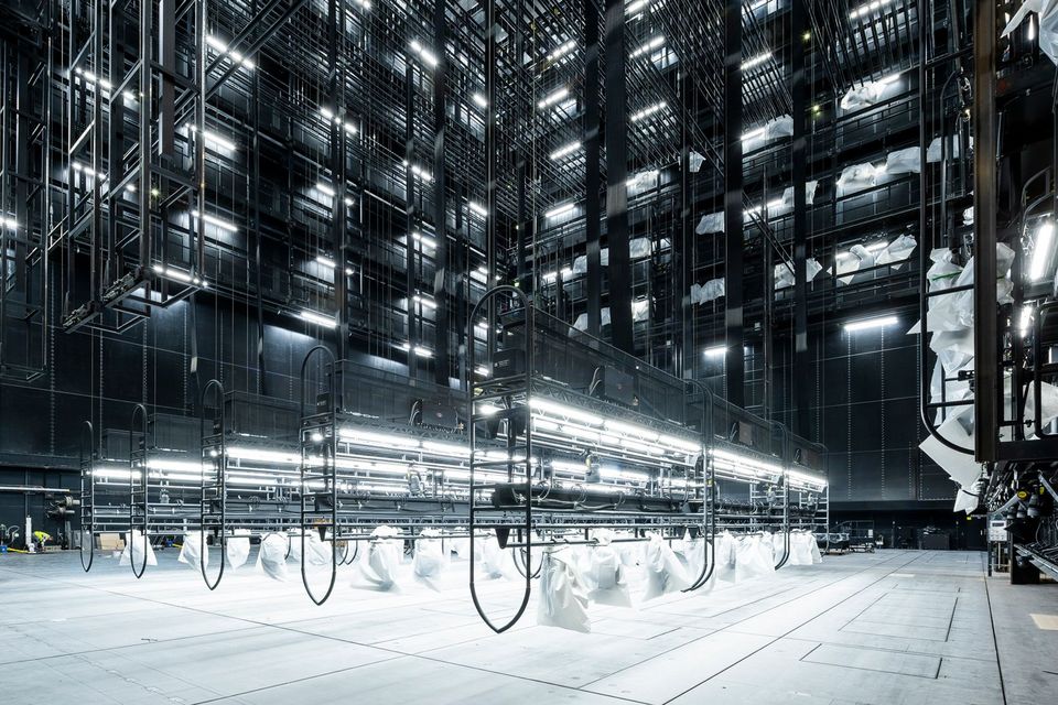 [Translate to English:] Technischer Bühnenraum mit zahlreichen Hängezügen und Beleuchtungssystemen