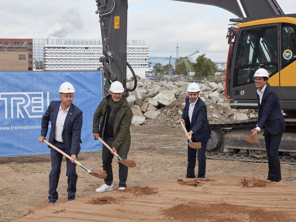 HPP Senior Partner Antonino Vultaggio at the groundbreaking ceremony at Zollhafen Mainz together with representatives of the project developer Trei Real Estate (Trei) and the construction company MBN GmbH - Photo: Trei Real Estate GmbH