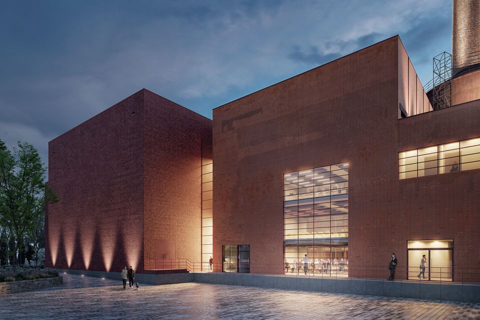 Innenaufnahme des Foyer- und Check-in‑Bereichs einer Veranstaltungshalle mit Stahltragwerk, Backsteinwand und offenen Galerien, genutzt für Messebetrieb.