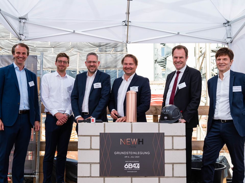 Image source: 6B47 Real Estate Investors GmbH; from left to right: Nils Köster (Köster GmbH), Markus Moormann (Köster GmbH), Anton T. Schöpkens (6B47 Germany), Kai-Uwe Ludwig (6B47 AG), Dr. Stephan Keller (Lord Mayor of the City of Düsseldorf), Gerhard G. Feldmeyer (HPP Architekten)